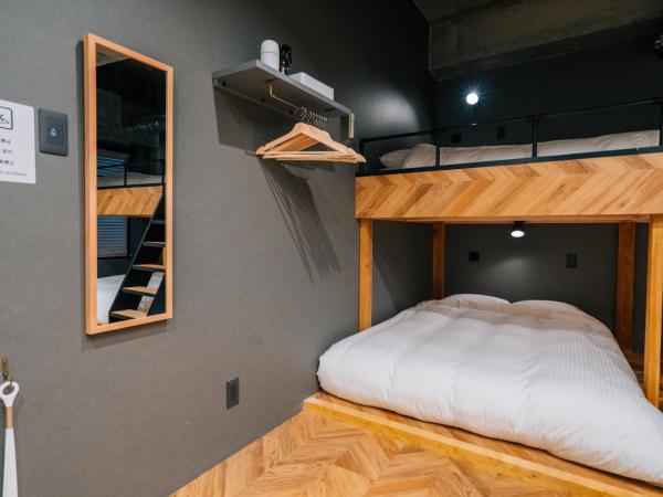 ZONK HOTEL Nakasu-Deaibashi : photo 3 de la chambre deluxe room with shower (3 double beds and 1 sofa) - non-smoking - no cleaning for consecutive night stays