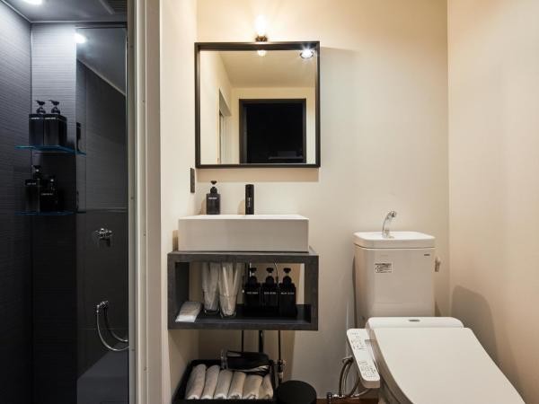 ZONK HOTEL Nakasu-Deaibashi : photo 6 de la chambre deluxe room with shower (4 double beds and 1 sofa) - non-smoking - no cleaning for consecutive night stays