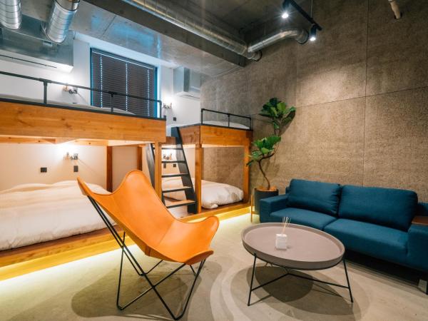 ZONK HOTEL Nakasu-Deaibashi : photo 1 de la chambre deluxe room with shower (2 double beds and 2 single beds) - non-smoking - no cleaning for consecutive night stays