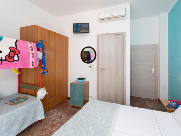 G House Rimini Spiaggia : photo 2 de la chambre chambre quadruple