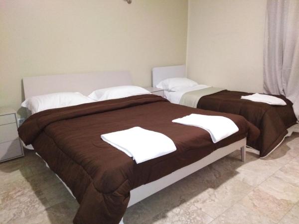 Hotel Emmy : photo 6 de la chambre chambre triple avec salle de bains privative