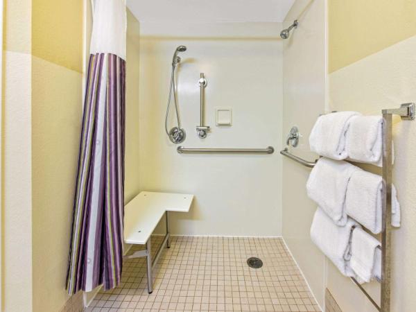 La Quinta by Wyndham USF (Near Busch Gardens) : photo 2 de la chambre chambre avec 2 lits doubles et baignoire - accessible aux personnes à mobilité réduite/malentendantes - non-fumeurs