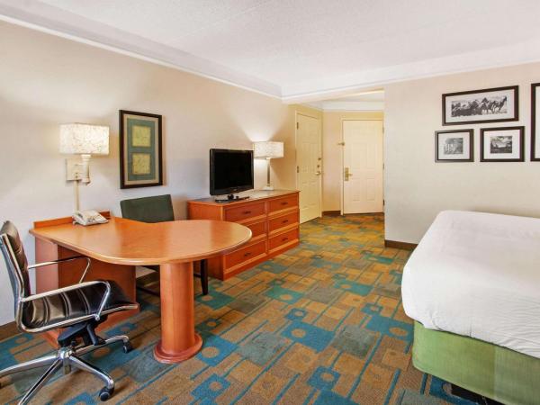 La Quinta by Wyndham Albuquerque West : photo 1 de la chambre chambre lit king-size avec canapé-lit