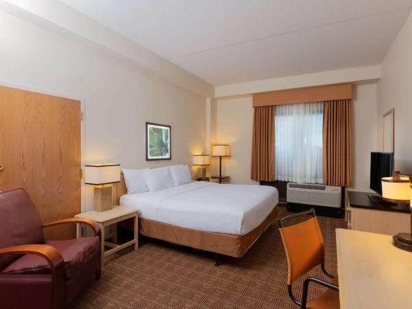 La Quinta by Wyndham Garden City : photo 5 de la chambre chambre lit king-size - non-fumeurs