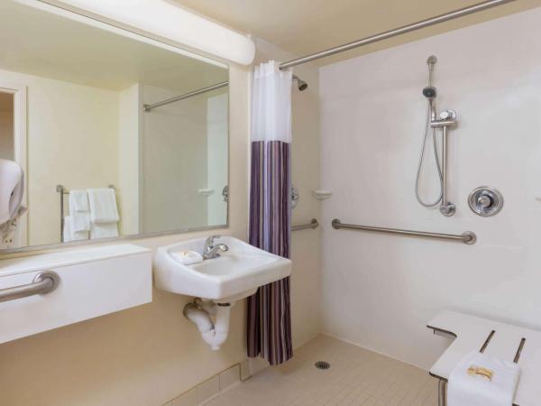 La Quinta by Wyndham Garden City : photo 3 de la chambre chambre lit king-size avec baignoire - adaptée aux personnes à mobilité réduite - non-fumeurs