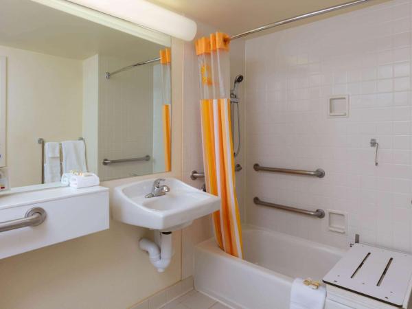 La Quinta by Wyndham Garden City : photo 7 de la chambre chambre lit king-size avec baignoire - adaptée aux personnes à mobilité réduite - non-fumeurs