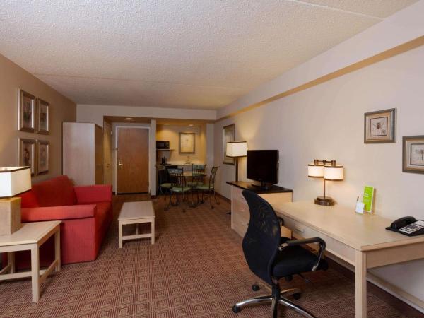 La Quinta by Wyndham Garden City : photo 2 de la chambre suite lit king-size exécutive avec canapé-lit – non-fumeurs