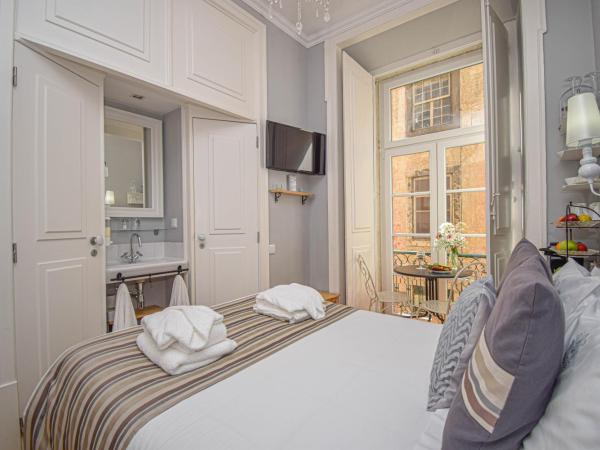 B in B Lisbon Downtown Suites : photo 1 de la chambre suite junior avec balcon