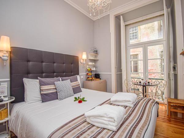 B in B Lisbon Downtown Suites : photo 6 de la chambre suite lit king-size avec balcon