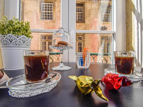 B in B Lisbon Downtown Suites : photo 7 de la chambre suite lit king-size avec balcon