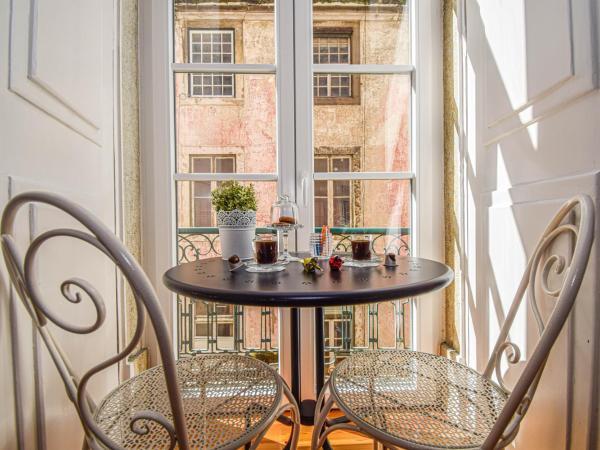 B in B Lisbon Downtown Suites : photo 8 de la chambre suite lit king-size avec balcon