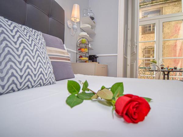 B in B Lisbon Downtown Suites : photo 9 de la chambre suite lit king-size avec balcon