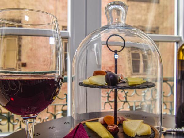 B in B Lisbon Downtown Suites : photo 1 de la chambre suite avec balcon