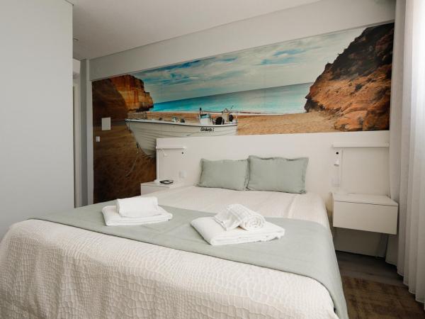 Golden Beach Guest House & Rooftop Bar : photo 3 de la chambre chambre double ou lits jumeaux standard - vue partielle sur mer