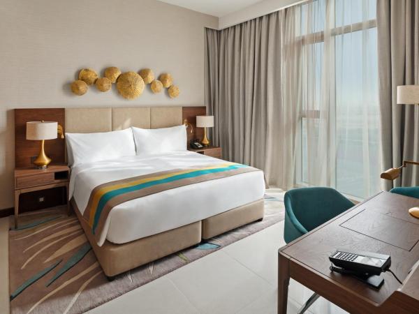 Holiday Inn Dubai Al-Maktoum Airport, an IHG Hotel : photo 1 de la chambre chambre king standard avec vue sur ville