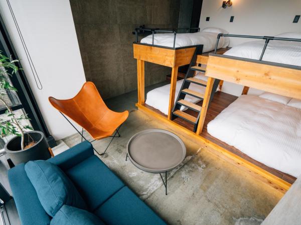 ZONK HOTEL Nakasu-Deaibashi : photo 1 de la chambre deluxe room with shower and river view (2 double beds and 2 single beds) - non-smoking - no cleaning for consecutive night stays