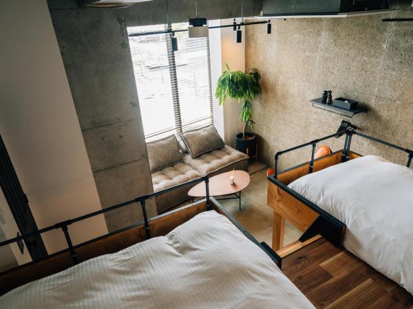 ZONK HOTEL Nakasu-Deaibashi : photo 5 de la chambre deluxe room with shower and river view (2 double beds and 2 single beds) - non-smoking - no cleaning for consecutive night stays