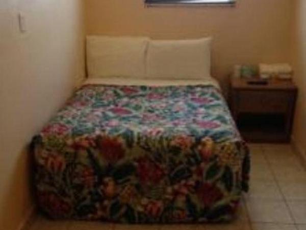 Collins Avenue Hostel : photo 3 de la chambre chambre lit queen-size avec salle de bains commune 