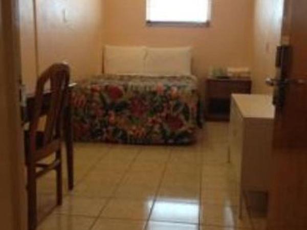 Collins Avenue Hostel : photo 6 de la chambre chambre lit queen-size avec salle de bains commune 