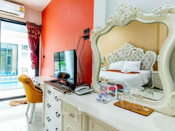 The Pool Resort : photo 4 de la chambre chambre lit king-size - vue sur piscine