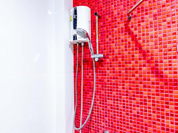 The Pool Resort : photo 6 de la chambre chambre lit king-size - vue sur piscine