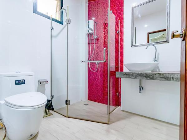 The Pool Resort : photo 7 de la chambre chambre lit king-size - vue sur piscine