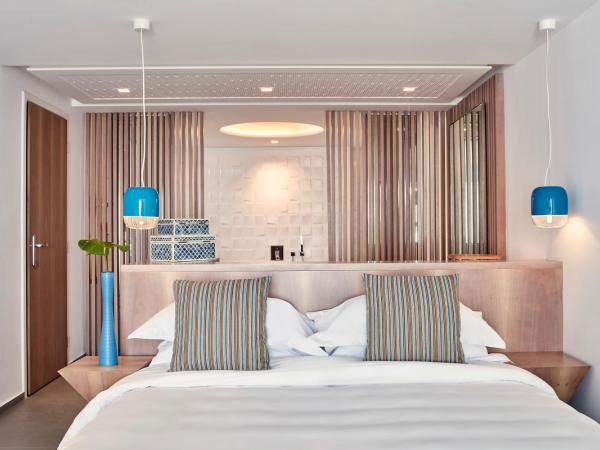 Myconian Korali Relais & Chateaux : photo 8 de la chambre suite junior delos avec jacuzzi extérieur et piscine privée 