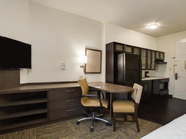 Candlewood Suites Fort Lauderdale Airport-Cruise, an IHG Hotel : photo 1 de la chambre suite lit queen-size avec douche accessible aux personnes à mobilité réduite / non-fumeurs