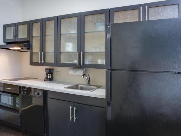 Candlewood Suites Fort Lauderdale Airport-Cruise, an IHG Hotel : photo 1 de la chambre suite lit queen-size avec bain à remous - accessible aux personnes malentendantes - non-fumeurs