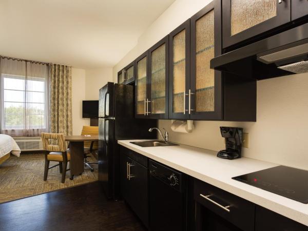 Candlewood Suites Fort Lauderdale Airport-Cruise, an IHG Hotel : photo 2 de la chambre studio lit queen-size avec douche à l'italienne - non-fumeurs