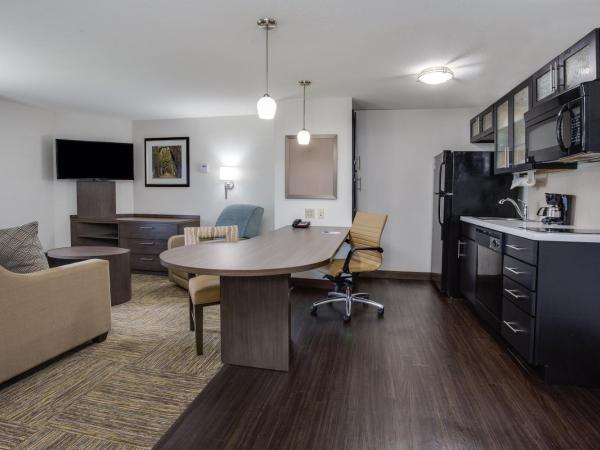 Candlewood Suites Fort Lauderdale Airport-Cruise, an IHG Hotel : photo 1 de la chambre suite lit queen-size