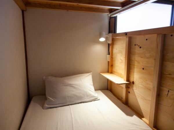 Fukuoka Guesthouse SHIP : photo 1 de la chambre lit simple dans dortoir mixte