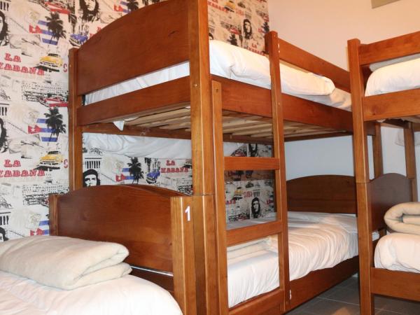 Meeting Hostel : photo 2 de la chambre chambre familiale avec salle de bains commune