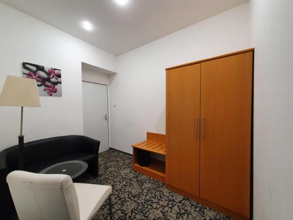 Pension Jana - Domov Mládeže : photo 8 de la chambre chambre triple avec salle de bains commune