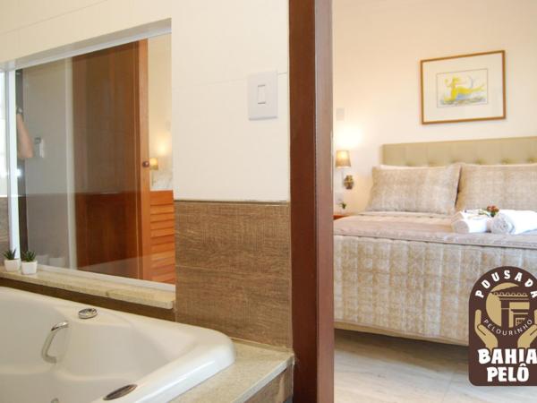 Pousada Bahia Pelô : photo 1 de la chambre chambre double avec baignoire spa