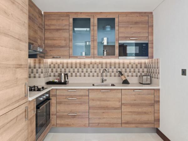 Staybridge Suites Dubai Al-Maktoum Airport, an IHG Hotel : photo 8 de la chambre suite 1 chambre lit king-size - vue sur piscine - non-fumeurs