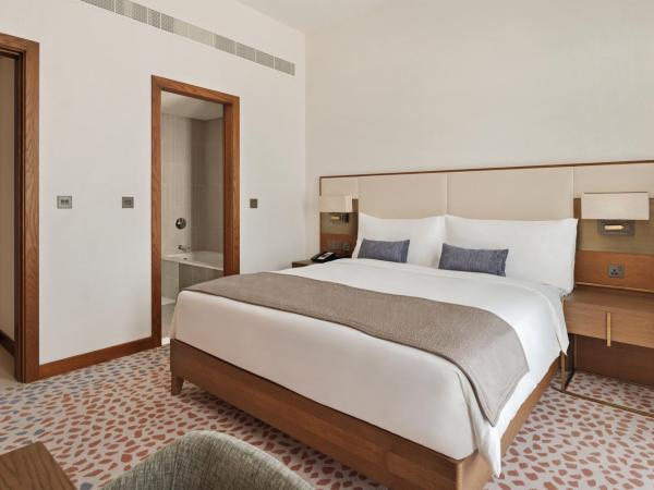 Staybridge Suites Dubai Al-Maktoum Airport, an IHG Hotel : photo 2 de la chambre suite 1 chambre lit king-size – vue sur ville