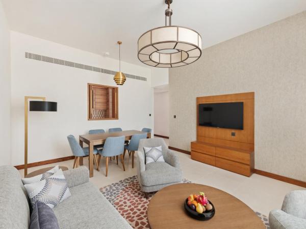 Staybridge Suites Dubai Al-Maktoum Airport, an IHG Hotel : photo 5 de la chambre suite studio lit king-size - vue sur ville