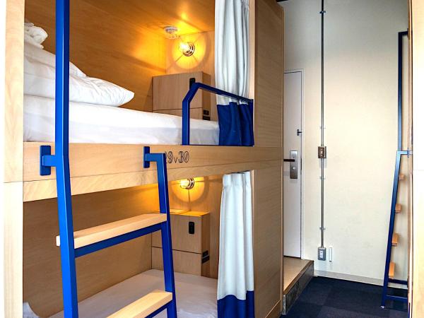 The Share Hotels Lyuro Tokyo Kiyosumi : photo 5 de la chambre chambre Économique privée avec lits superposés et salle de bains commune