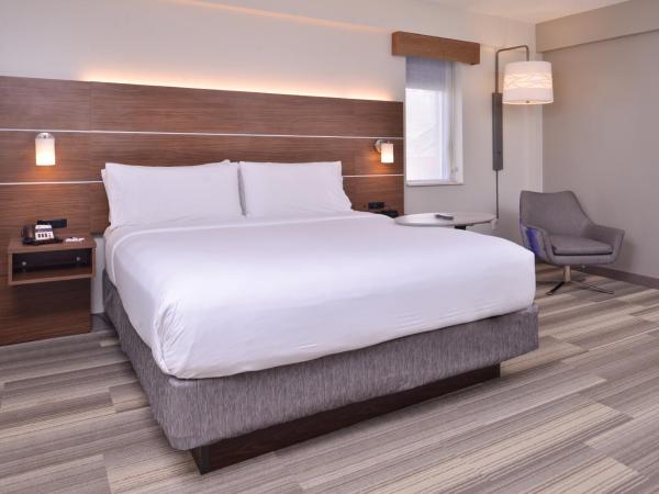 Holiday Inn Express New Orleans - St Charles, an IHG Hotel : photo 5 de la chambre chambre lit king-size deluxe - douche accessible en fauteuil roulant - non-fumeurs