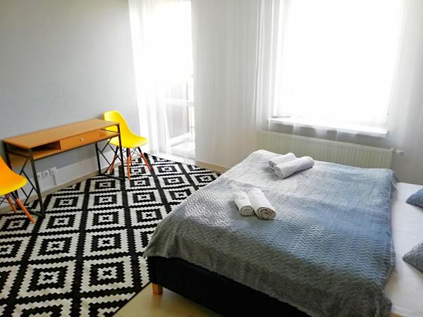 Great Polonia Wrocław City Center : photo 10 de la chambre chambre double avec lit d'appoint et balcon