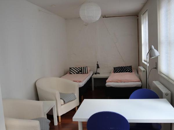 Rooms in quiet Yellow Courtyard Apartment : photo 9 de la chambre chambre lits jumeaux standard avec salle de bains commune