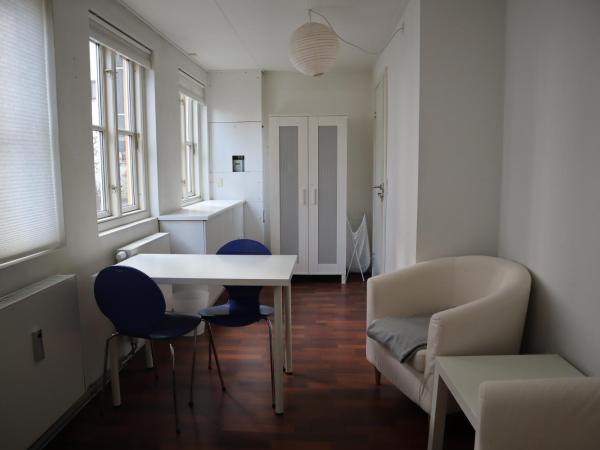 Rooms in quiet Yellow Courtyard Apartment : photo 8 de la chambre chambre lits jumeaux standard avec salle de bains commune