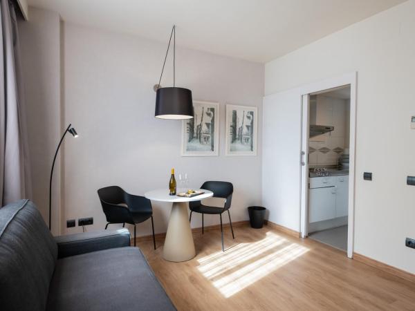 Aparthotel Atenea Barcelona : photo 3 de la chambre chambre lits jumeaux (1-2 adultes)