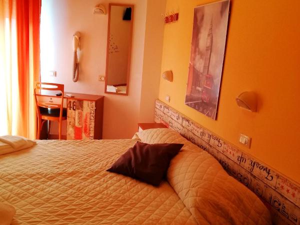 Hotel Galles Rimini : photo 3 de la chambre chambre triple (2 adultes & 1 enfant)