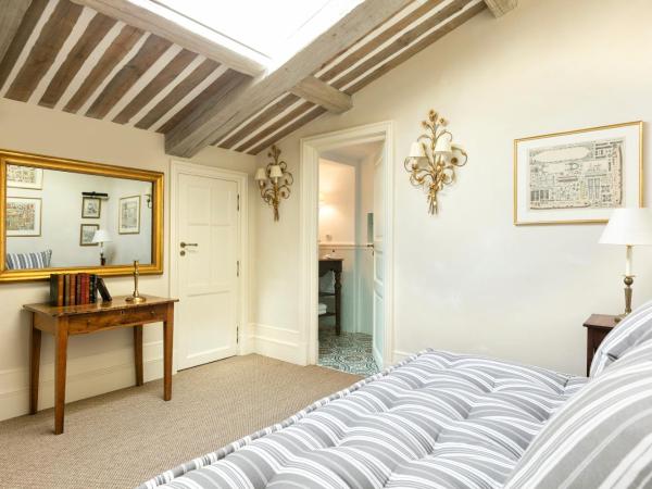 Airelles Gordes, La Bastide : photo 3 de la chambre suite de luxe avec terrasse - côté vallée - duc de soubise