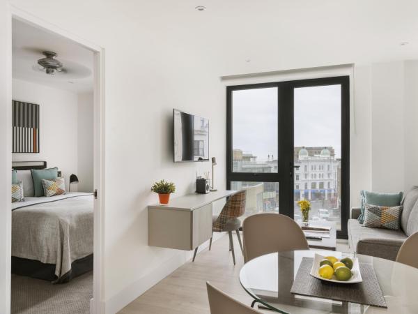 Q Square by Supercity Aparthotels : photo 1 de la chambre suite 1 chambre avec balcon ou terrasse