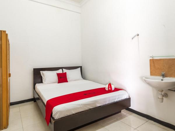RedDoorz near Widya Mandala University : photo 6 de la chambre chambre double