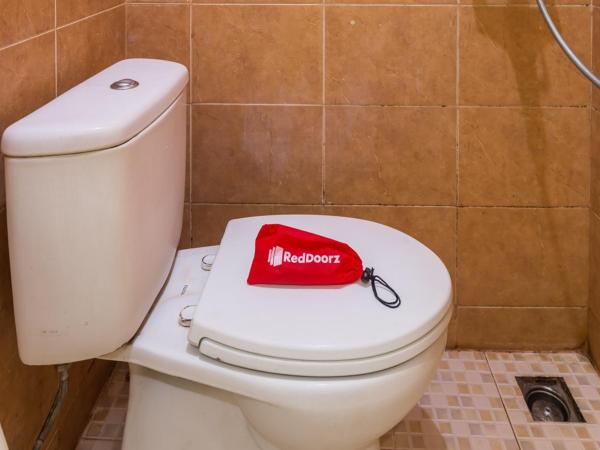 RedDoorz near Widya Mandala University : photo 7 de la chambre chambre double