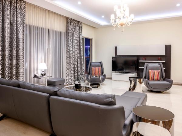 Ramada by Wyndham Downtown Dubai : photo 2 de la chambre penthouse 4 chambres, vue panoramique sur burj khalifa/fontaine, navette aéroport aller-retour gratuite de luxe